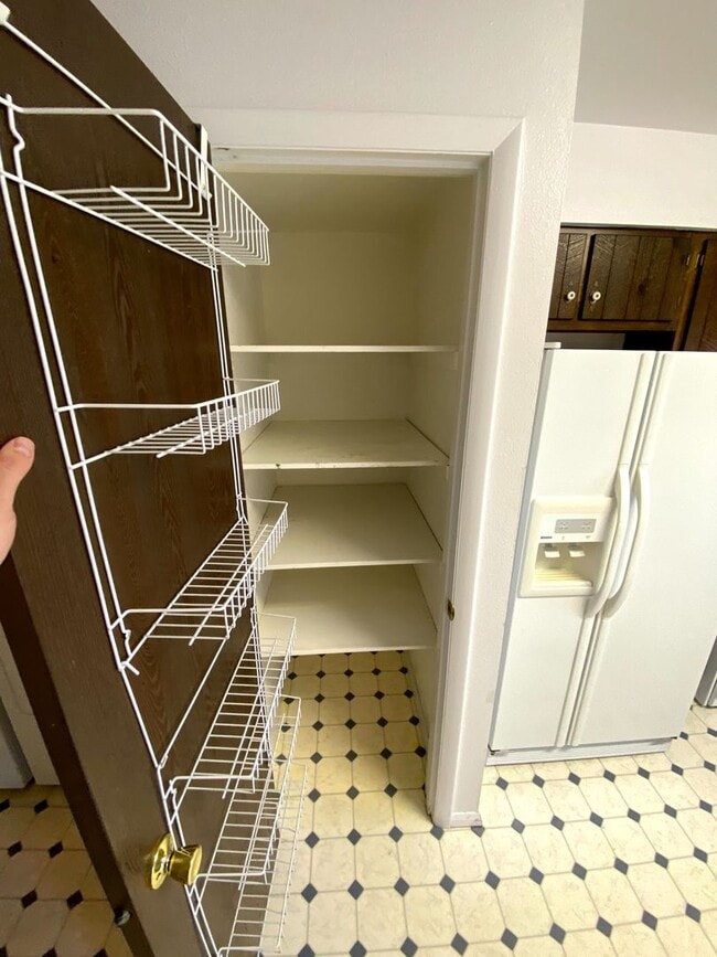 Building Photo - 3 Bedroom, 1.5 Bathroom Townhouse Next to High School and Middle School