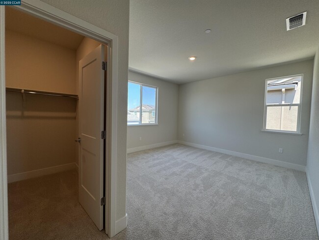 Building Photo - 140 Labrusca Dr