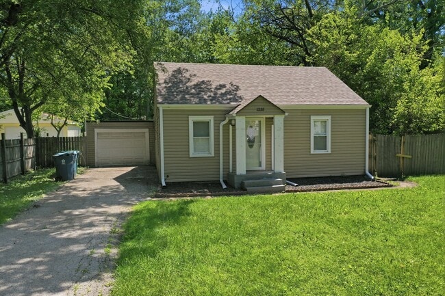 Building Photo - 1235 River Dr