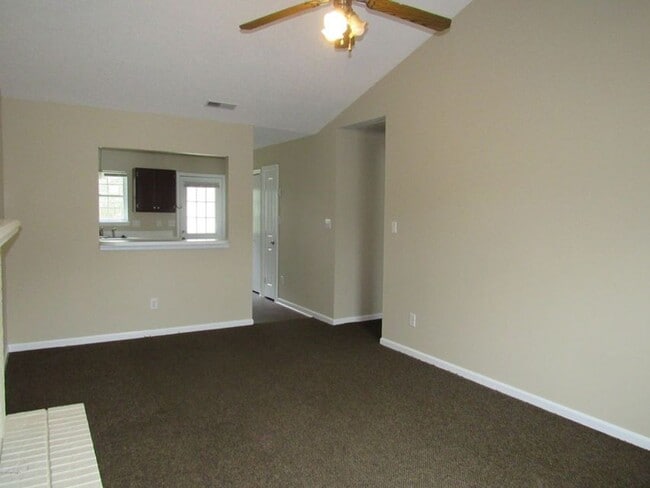 Building Photo - 2 BR 2 BA Duplex