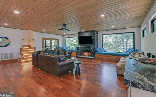 Building Photo - 675 Freedom Heights Dr