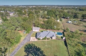 Building Photo - Private on 1.2 acres 3/2.5 bath w/2 car garage/20x30shop &pool