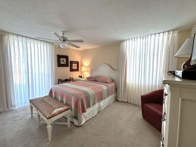 Building Photo - STUNNING SEASONAL 2/2 CORNER CONDO WITH OV...