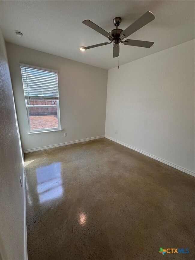 Building Photo - 3900 American Elm Dr