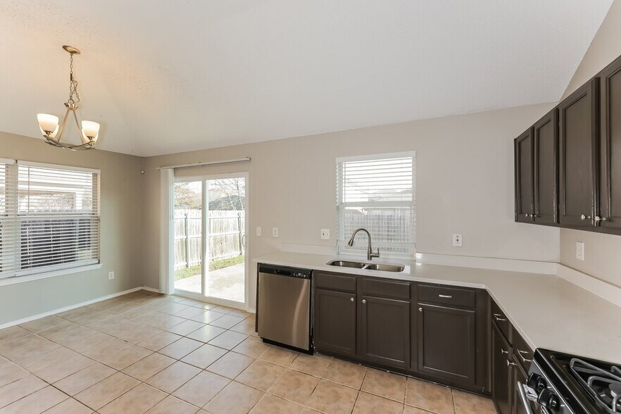 Building Photo - 4701 Palm Ridge Dr