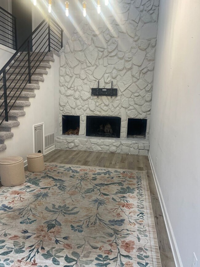 Building Photo - Knoxville 37918 - 2 bedroom, 2.5 bath Townhome - Contact Lisa Vineyard & Shannon Russell (865) 21...