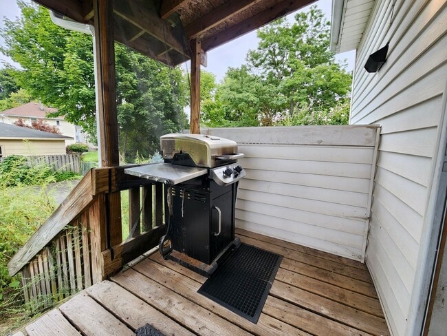 Building Photo - 4 bed 2.5 bath House | East Rochester | First Floor Laundry Hookups | Front and back covered porch