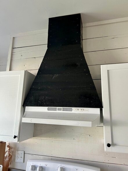Reclaimed wood vent hood - 810 Aganier Ave