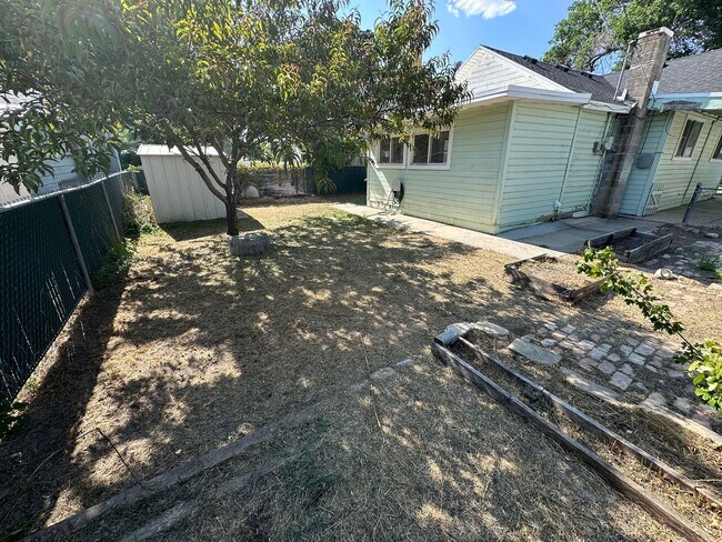 Building Photo - Cozy Price Rental