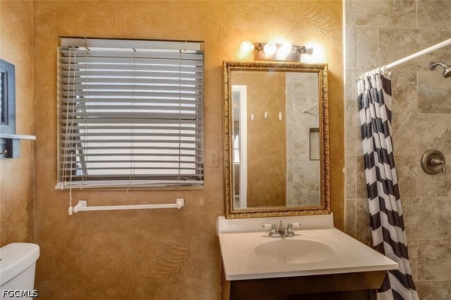 Building Photo - 806 N Entrada Dr