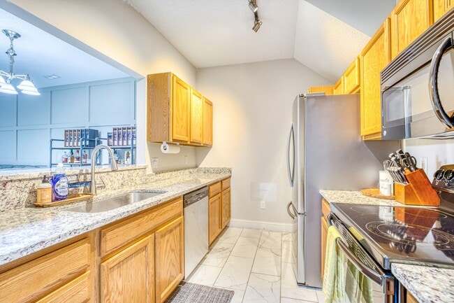 Building Photo - Fletcher condo, 2 bedrooms/2 Bathrooms wit...