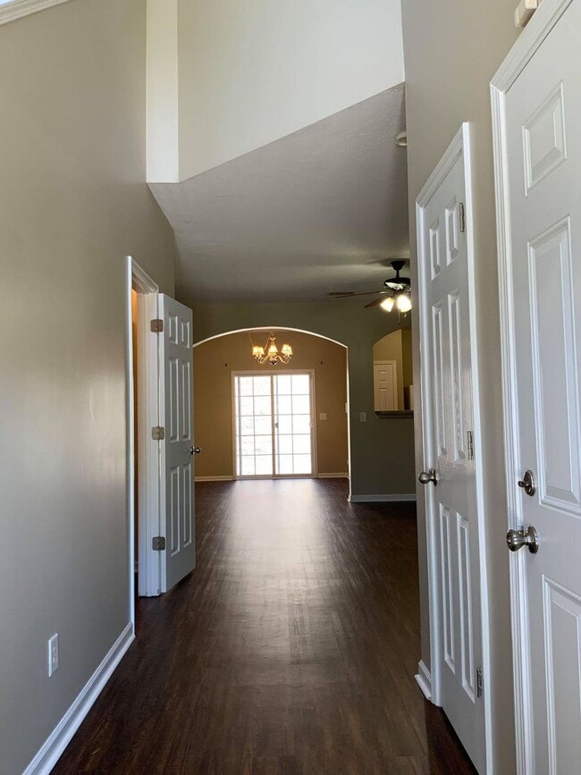 Building Photo - Brentwood Townhome For Lease