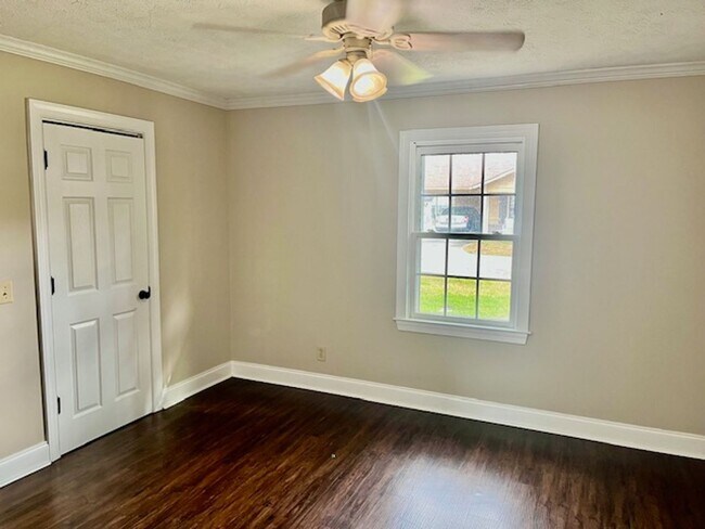 Building Photo - Hennon Dr #238