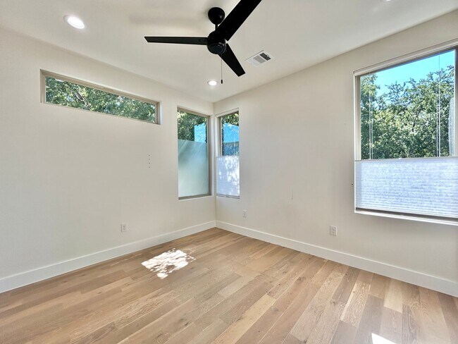 Building Photo - Spacious 2/BR 2.5/BA Modern Home with Abun...