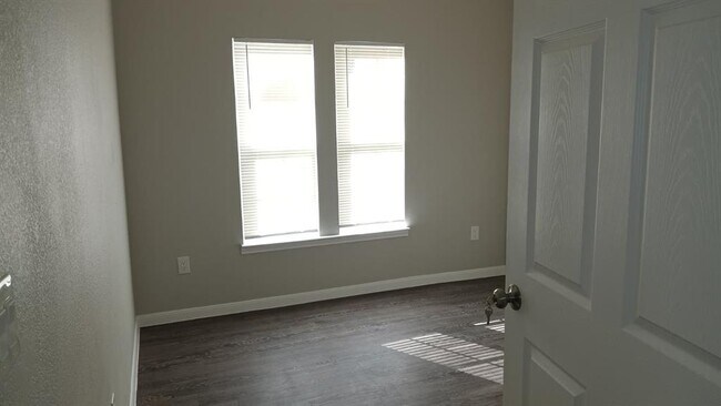 Building Photo - 611 Carpenter Ave