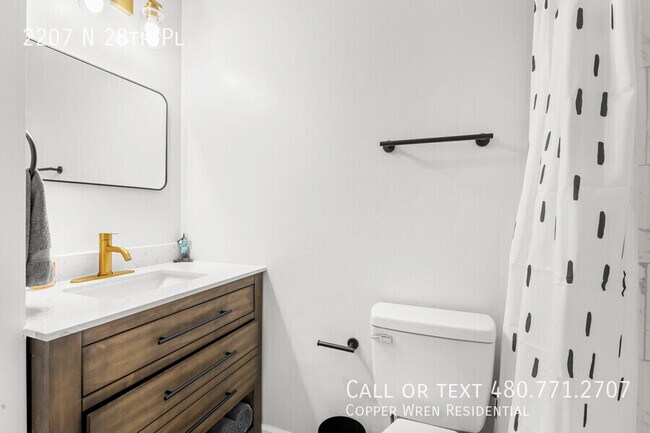 Building Photo - 2207 N 28th Pl