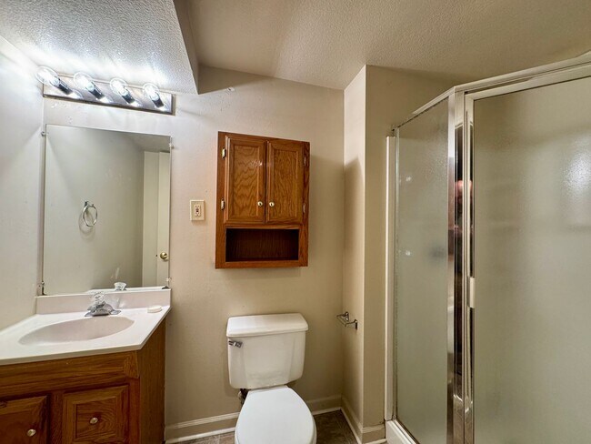 Building Photo - Available October 10th is this open layout 5 bedroom home in Green Mountain!