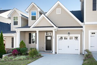 Building Photo - Available mid-July - Adorable 3 Bed 2.5 Ba In Great Location! First Floor Master!
