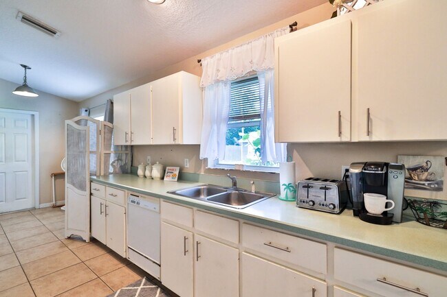 Building Photo - Furnished, Beautifully decorated 3 bedroom...