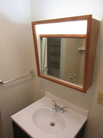 Building Photo - 306 E Maple St