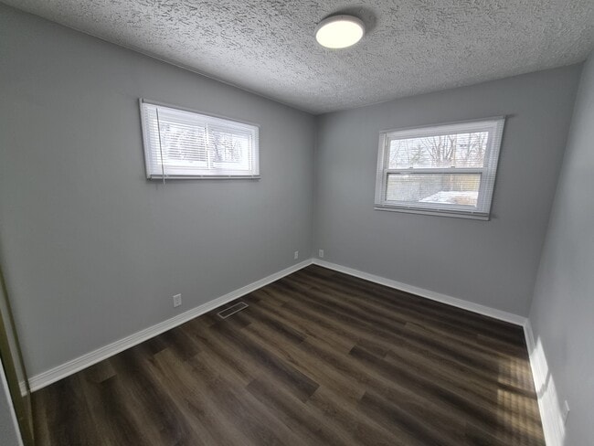 Building Photo - 484 Carol Dr