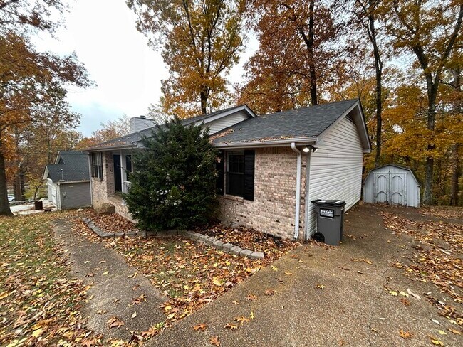 Building Photo - Stunning 3 bed / 2 bath home | Available now!