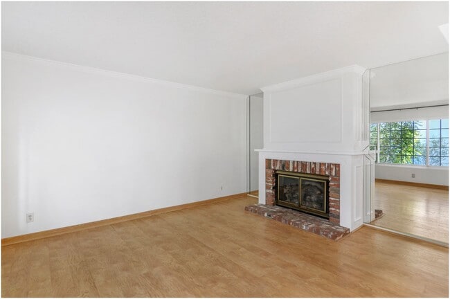 Building Photo - Beautiful Woodbridge Home!