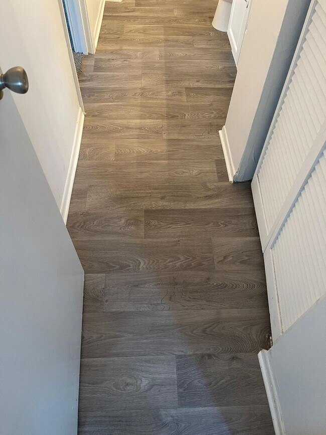 Building Photo - Modern 2-Bed, 1-Bath Oasis with Central Ai...
