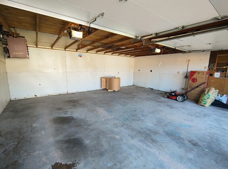 Building Photo - 113 E Custer St