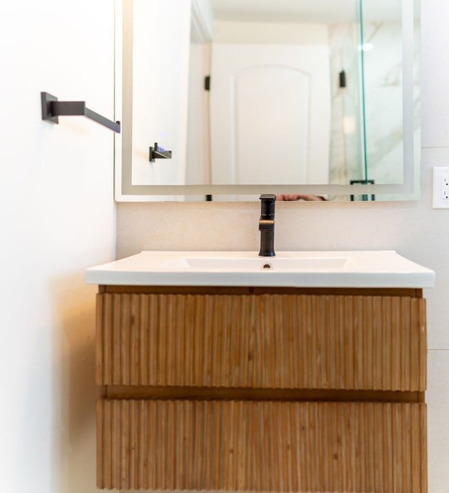 Building Photo - Charming & Updated 3-Bedroom Home for Lease in Birmingham