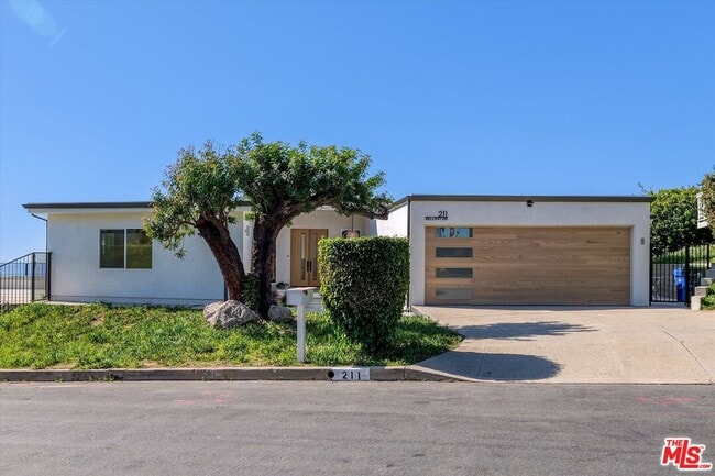 Building Photo - 211 Bellino Dr