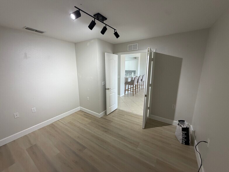 Building Photo - 8550 Kingbird Loop