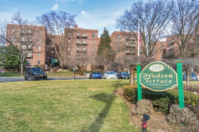 Building Photo - 2335 Hudson Terrace