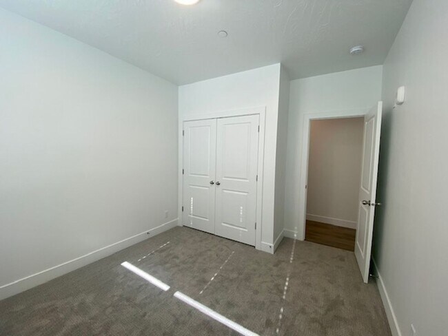 Building Photo - SPACIOUS APARTMENT FOR RENT!