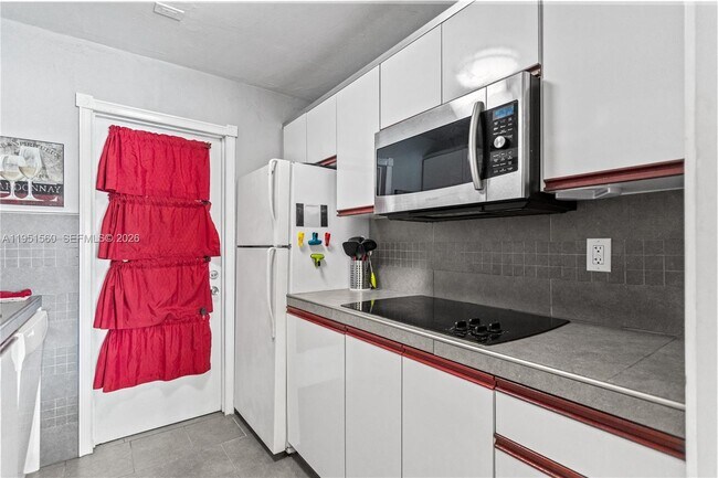 Building Photo - 2200 Diana Dr