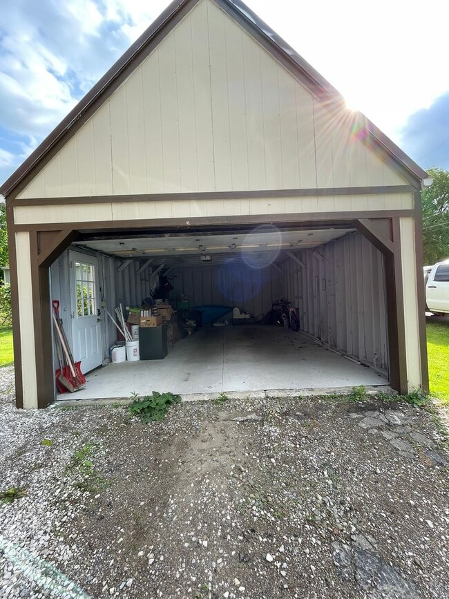 Building Photo - Single Family Home 2 Bedrooms 1 Bath with ...