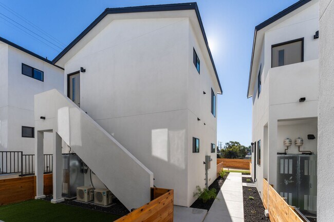 Building Photo - Private Yard, Laundry, Luxurious and Newly Built