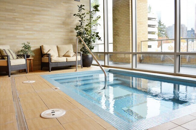 Building Photo - Luxury unit in Washington Square. Water/ga...