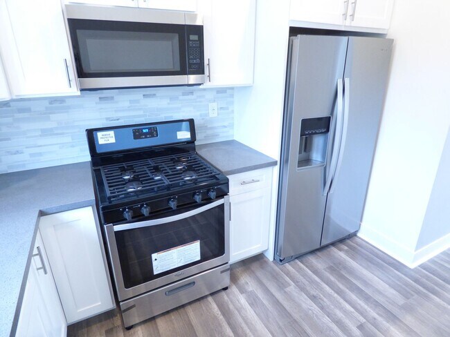 Building Photo - 1923 Holly Dr