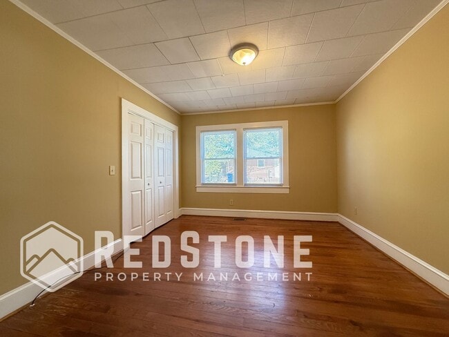 Building Photo - 927 E Haggard Ave