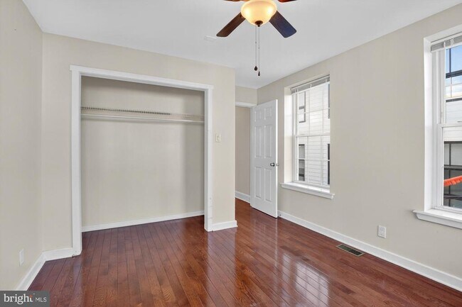 Building Photo - 112 E Allen St