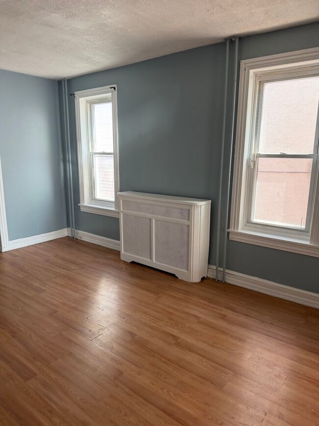 Building Photo - 4 Bedroom House