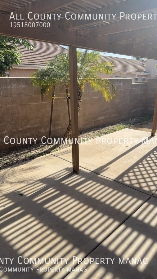 Building Photo - 2277 Oak Ave