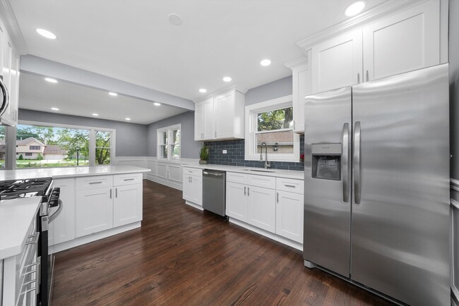 Building Photo - 9624 W Shore Dr