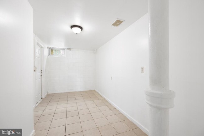 Building Photo - 3816 W Bay Ave