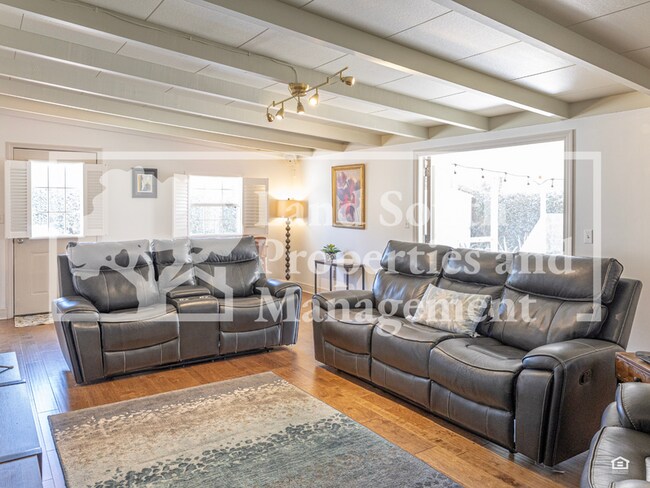 Building Photo - 327 Easton Dr