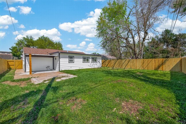 Building Photo - 3209 McCrarey Dr