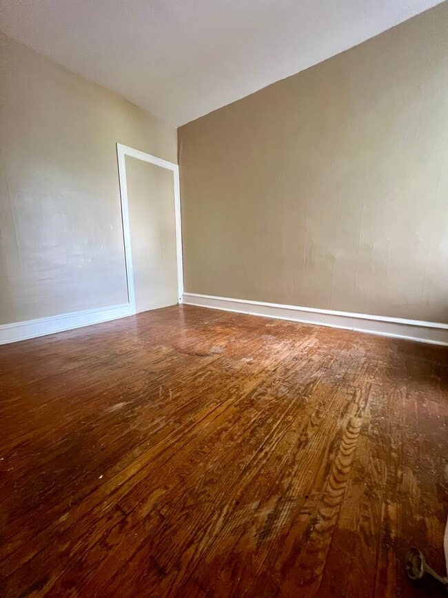 Building Photo - Spacious 3-Bedroom Townhome in Port Richmond! Available mid-April!