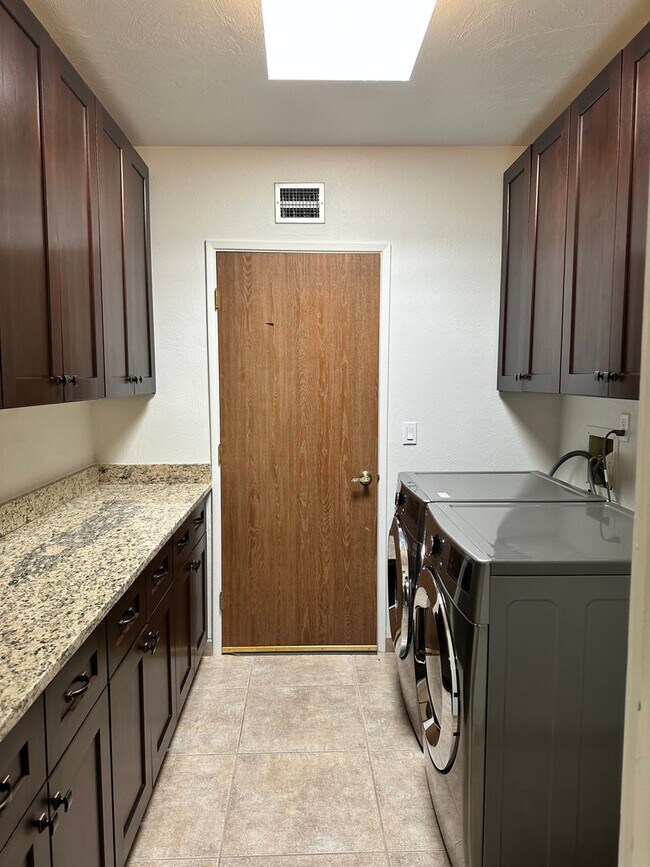 Building Photo - Townhome in Desirable Sunrise Presidio