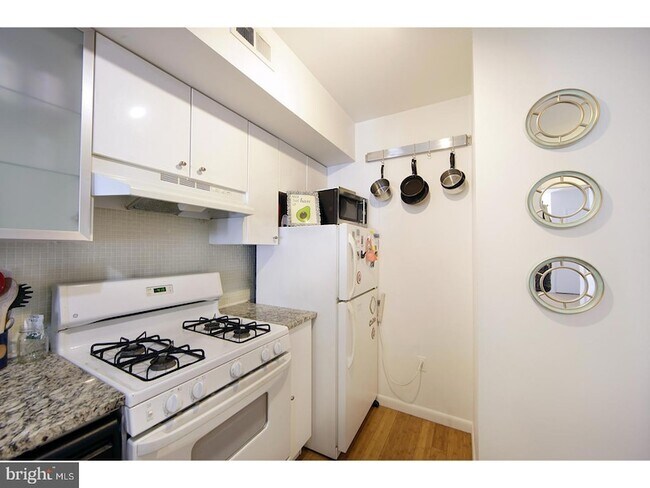 Building Photo - 447 Fairmount Ave